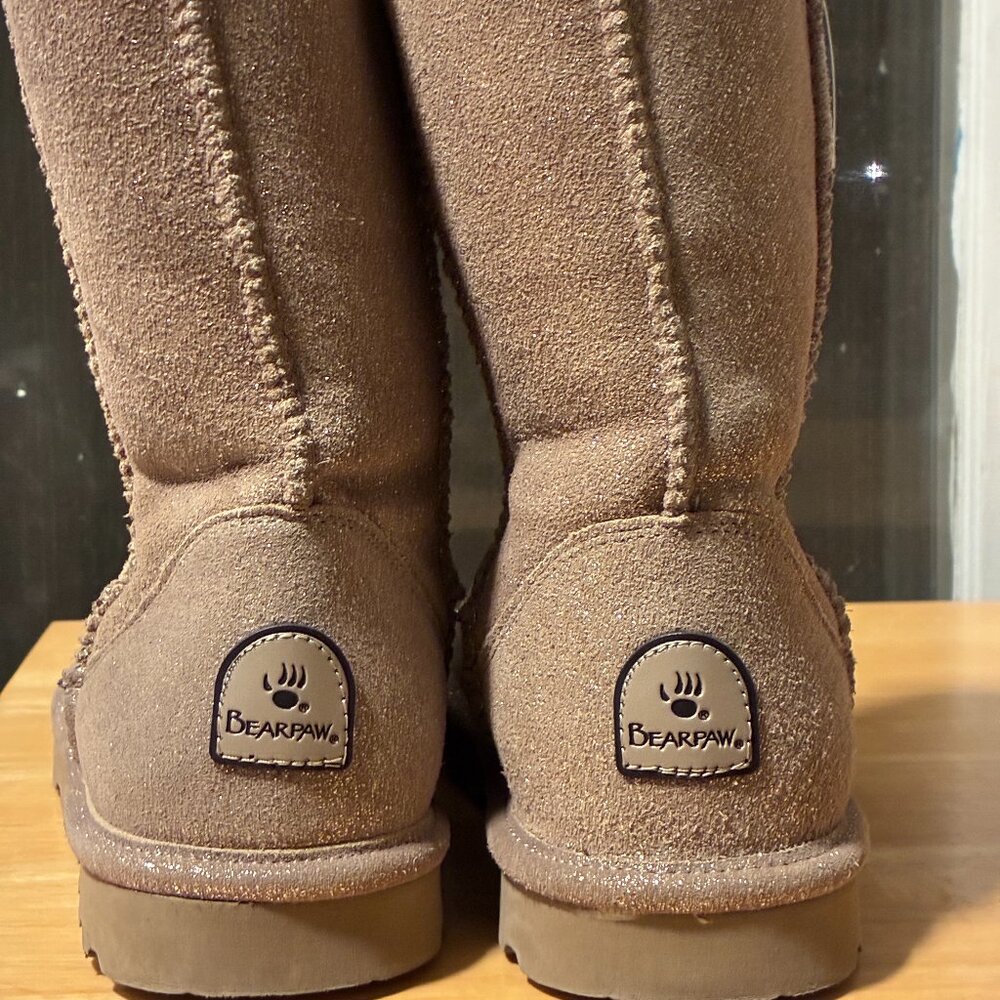 Bearpaw  Women's Snow Boot / ELLE SHORT/Size 8/Beige Gols